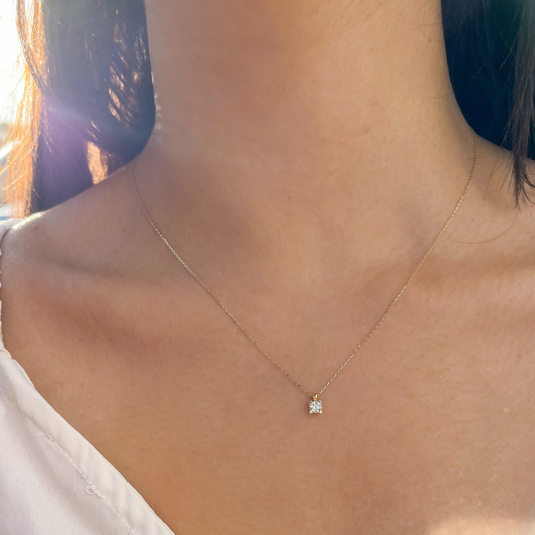 eine dame trägt eine filigrane solitärkette aus 14 karat echt gold