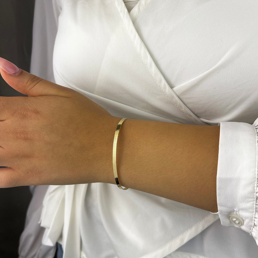 eine frau trägt ein goldarmband schlangenarmband aus 14 karat echtgold in 3mm